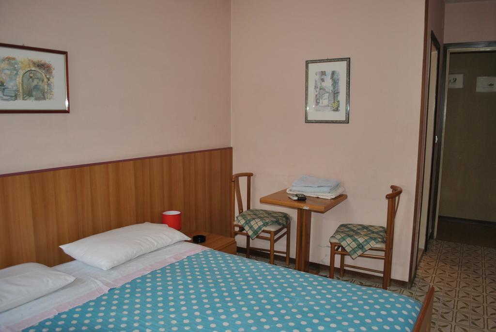 Albergo Alla Rocca Γκάρντα Δωμάτιο φωτογραφία